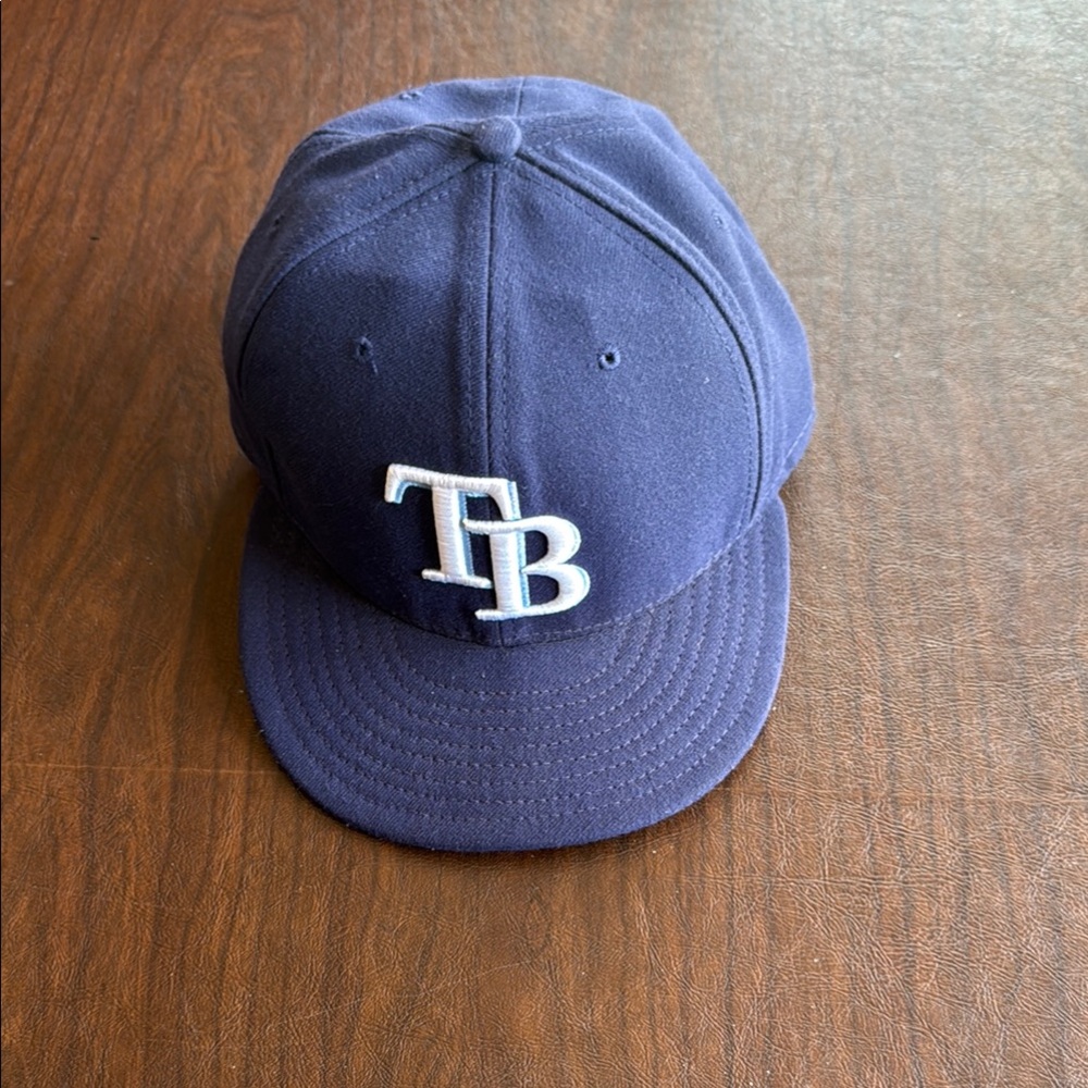 Baseball season is here! Men’s Tampa Bay Rays fitted navy baseball cap sz 7-5/8.